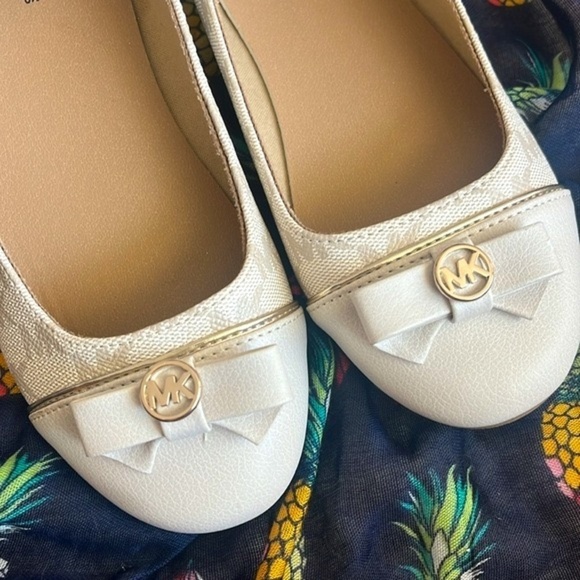 Brand New Michael Kors Cream Round Toe Bow Ankle Strap Zipper Flats Dress Shoes - Picture 5 of 16